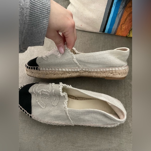 Excellent Condition Chanel White & Black Size 5 Espadrilles. 💕 - Picture 2 of 13